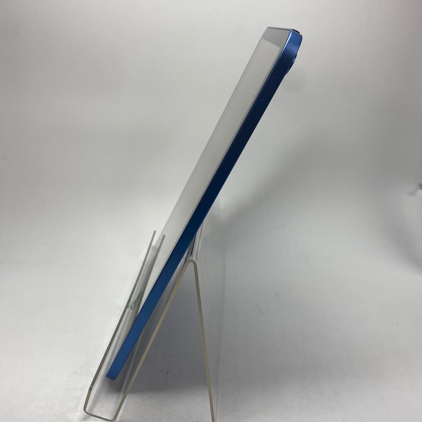 WiFi Only Apple iPad 10th Gen 64GB 18.3.1 Blue MPQ13LL/A