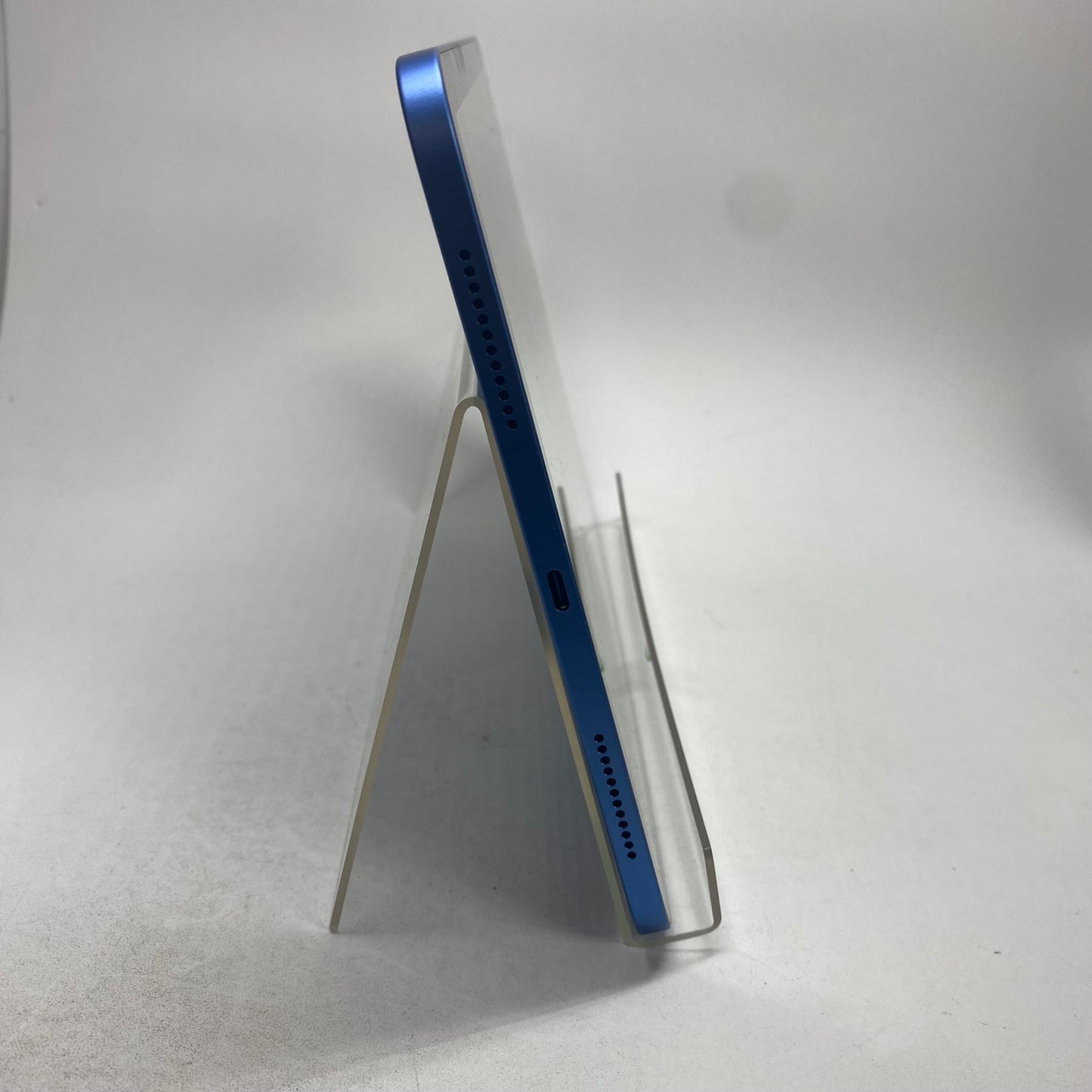 WiFi Only Apple iPad 10th Gen 64GB 18.3.1 Blue MPQ13LL/A
